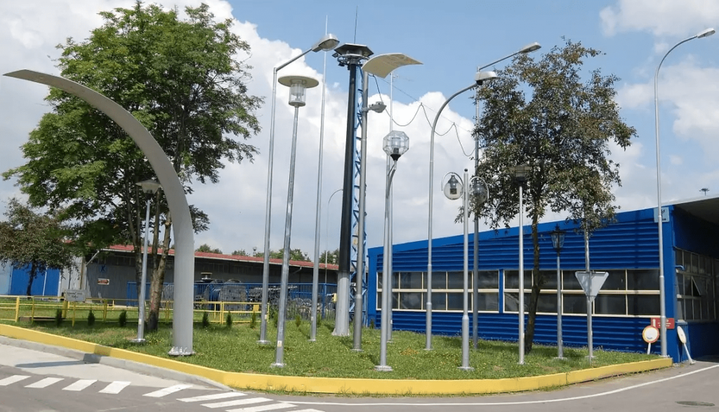 mâts d'éclairage basculant